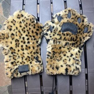 Bear hand gloves